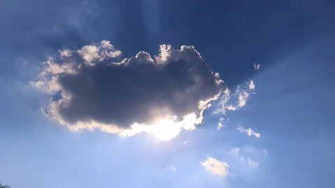 Sun coming out Stockbeeldmateriaal 129009372