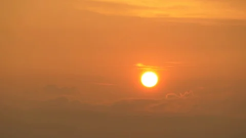 Sun descending into the clouds - Time lapse 動画素材 118580889