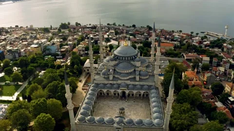 As the sun dips below the horizon, the Blue Mosque in Istanbul becomes a Stock Footage 250511155