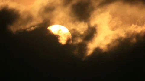 The sun disappears into dark clouds Stock-Footage 171368077