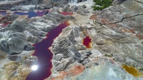 Sun disk reflection disappears from purple pond water Vidéo 94016681