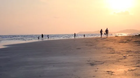 Sun is down by the beach, along with streaky waves of the sea. Stockbeeldmateriaal 87277082