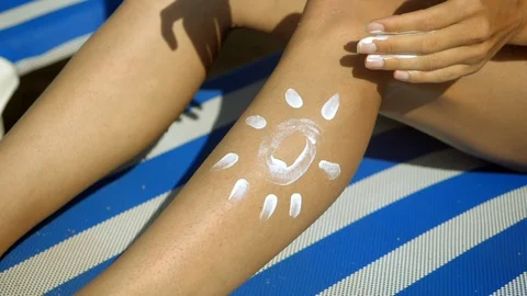 Sun drawn using sun cream. Woman applying sunscreen on body. Spain. Slow mo. HD 库存影片 120397164