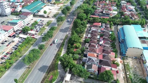 Sun-drenched aerial transit over developing urban periphery featuring 動画素材 320106761