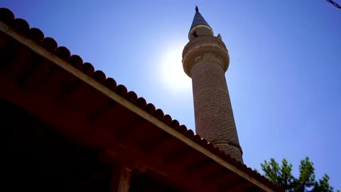 The sun filtering from the mosque minaret Stock Footage 144976591