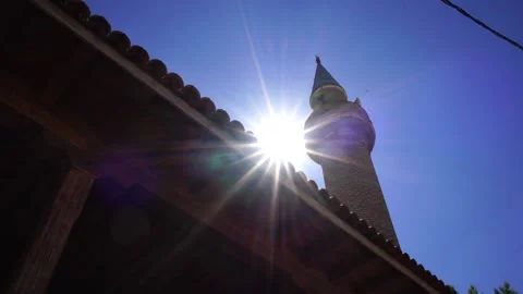 The sun filtering from the mosque minaret Video stock 144976593