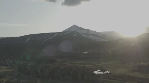 Sun Flare Big Sky Mountain Wide Drone Stockbeeldmateriaal 248725839