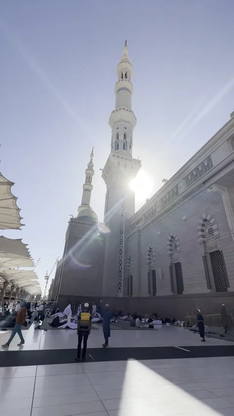 Sun Flare on Minarets of Prophet's Mosque with Resting Pilgrims Vídeo Stock 322196145