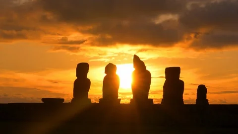 SUN FLARE: Stunning view of silhouettes of moai sculptures at stunning sunset. Stock Footage 111338579