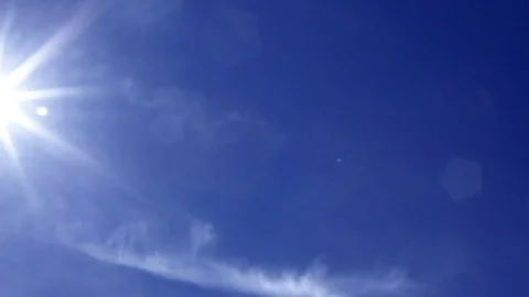 Sun flare turn in a clear blue sky Видео 111465911