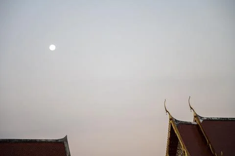 Sun Framed by Wat Arun Temple Roofs Foto stock