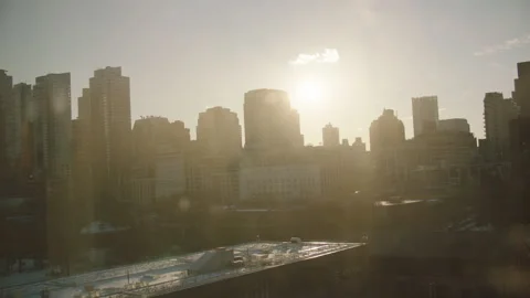 Sun getting ready to set as it shines over downtown brooklyn Vídeos de archivo 251225077