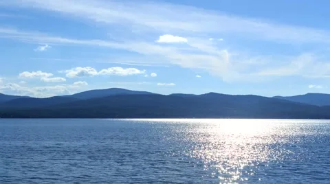 Sun glare on the lake Vídeo Stock 67435379
