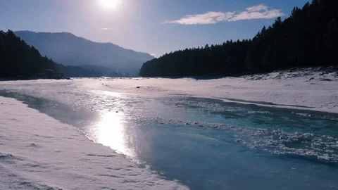 Sun glare on the mountain river in the spring Stock-Footage 104023869