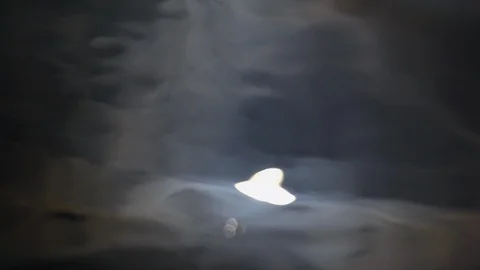 Sun glare reflected on the surface of the water, shimmering with colorful paints Vidéo 105525661