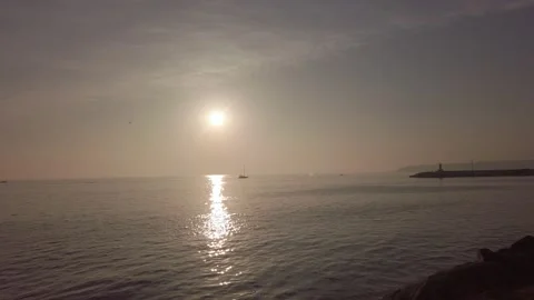 Sun glare, sunny path, small waves with white foam. Amazing sunset. Dramatic sky Vidéo 143853387