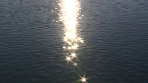 Sun glare on the water surface Vídeo Stock 72774339