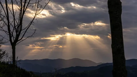Sun gleaming through clouds in Basque Country, timelapse Vidéo 152085490