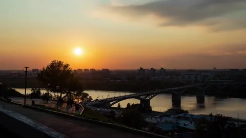 The sun goes below the horizon at sunset. Urban landscape with a river in the 動画素材 169440053