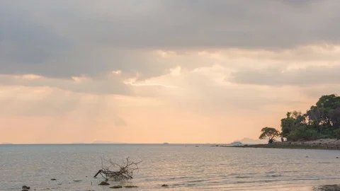 Sun goes down behind horizon on the siam sea Stock Footage 107057770