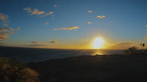 Sun going down above Pacific ocean as seen from the Papawai lookout point sunset 스톡 동영상 274691004