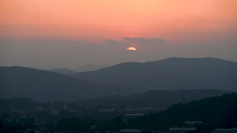 Sun going down in clouds at sunset. 스톡 동영상 130867142