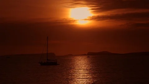 Sun going down to the sea behind beautiful clouds on a warm summer evening Stock-Footage 123086849
