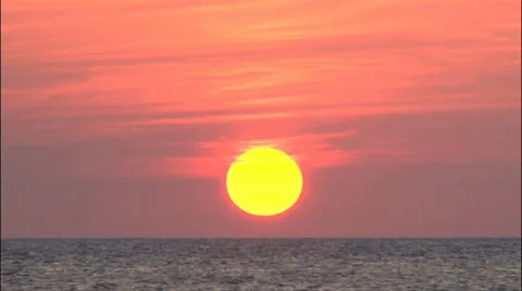 Sun going down to the Sea till it touch the Verizon Line HD 스톡 동영상 12308633