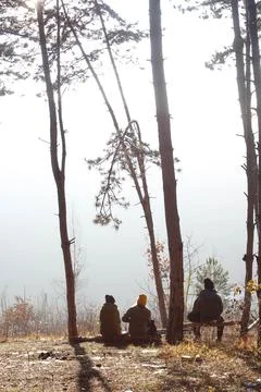 Sun is going down slowly 3 friends watching the view Foto stock