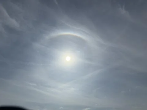 Sun Halo Ring Around Bright Sun in Cloudy Sky Stock-Fotos