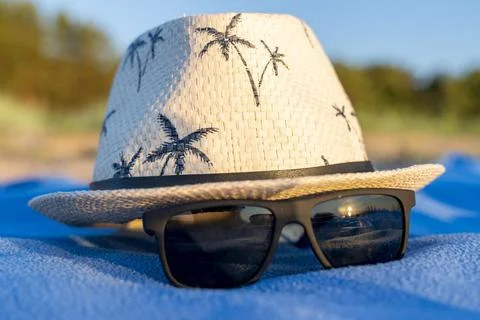 Sun hat and sunglasses on a beach blanket. concept of summer holidays Stock-Fotos