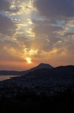 The sun hides behind the mountains Foto stock