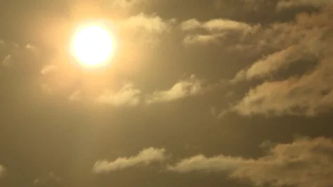 Sun hiding behind clouds during sunset 動画素材 84509415