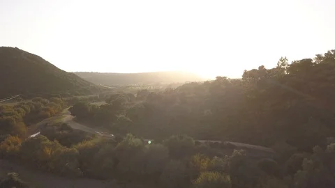 Sun hiding behind hills Vidéo 98424235