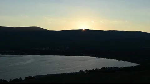 Sun hiding behind the mountain range Vídeo Stock 205070037