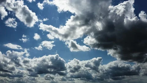 Sun hiding clouds Stockbeeldmateriaal 154675631