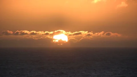 Sun hiding in clouds at sunset Vidéo 93203335