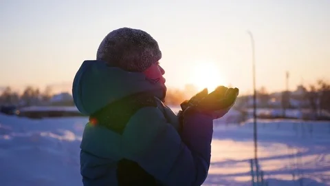 The sun in his hands. Kid hand to catch the sun on the background of beautiful Vidéo 71883374