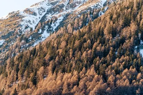 Sun hitting sharp mountains covered in snow Foto stock