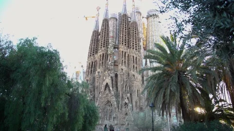Sun leak through the trees at the Sagrada Familia, Barcelona Handheld 库存影片 149067155