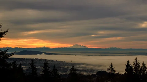 Sun light shining through clouds on to fog below Video stock 35109547