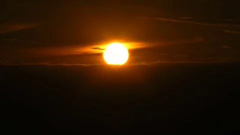 The sun lights dense overcast and hides completely for clouds. Time-lapse. Видео 70072762