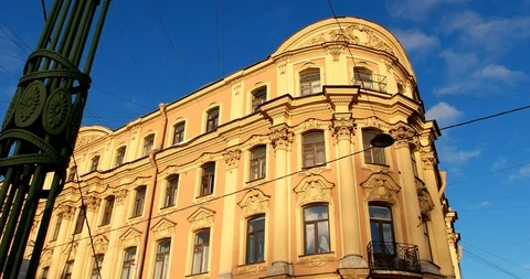 Sun lights up the old house, Saint Petersburg, Russia Vidéo 101097644