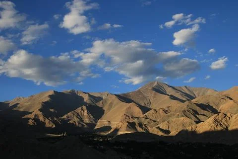 Sun lit mountains of the Ladakh Range seen at sunset Foto stock