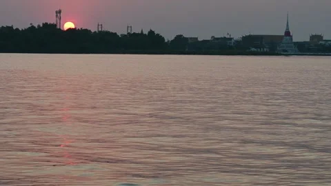 Sun lowers behind temple skyline in Samut Prakan Video stock 339873940
