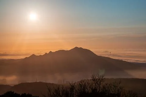 The sun, mountains and clouds create a wonderful symphony at dusk. Stock Photos