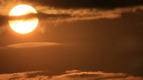 The sun move down in gap between two cloud layers Video stock 161632647