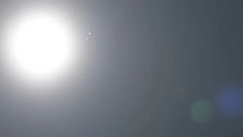 Sun moving. Dust particles and pollens flying in the sky. Sun flares. 스톡 동영상 89653669