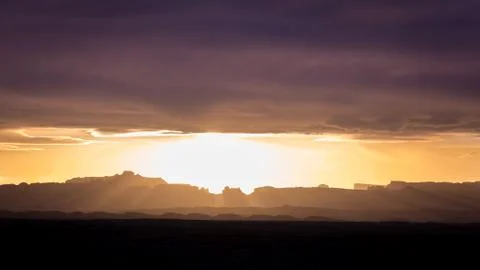 Sun over desert mountains Foto stock