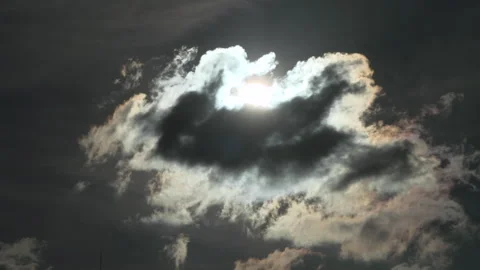 Sun partially hidden behind clouds Vídeos de archivo 336757788